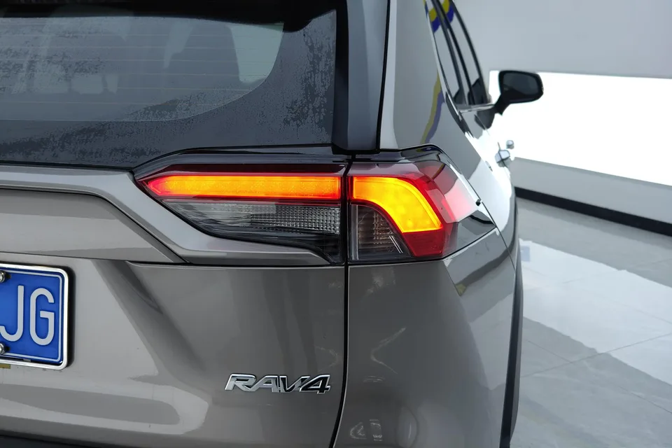 Toyota RAV4 2.0L CVT 2WD Fashion PLUS Edition 2023 — миниатюра 2
