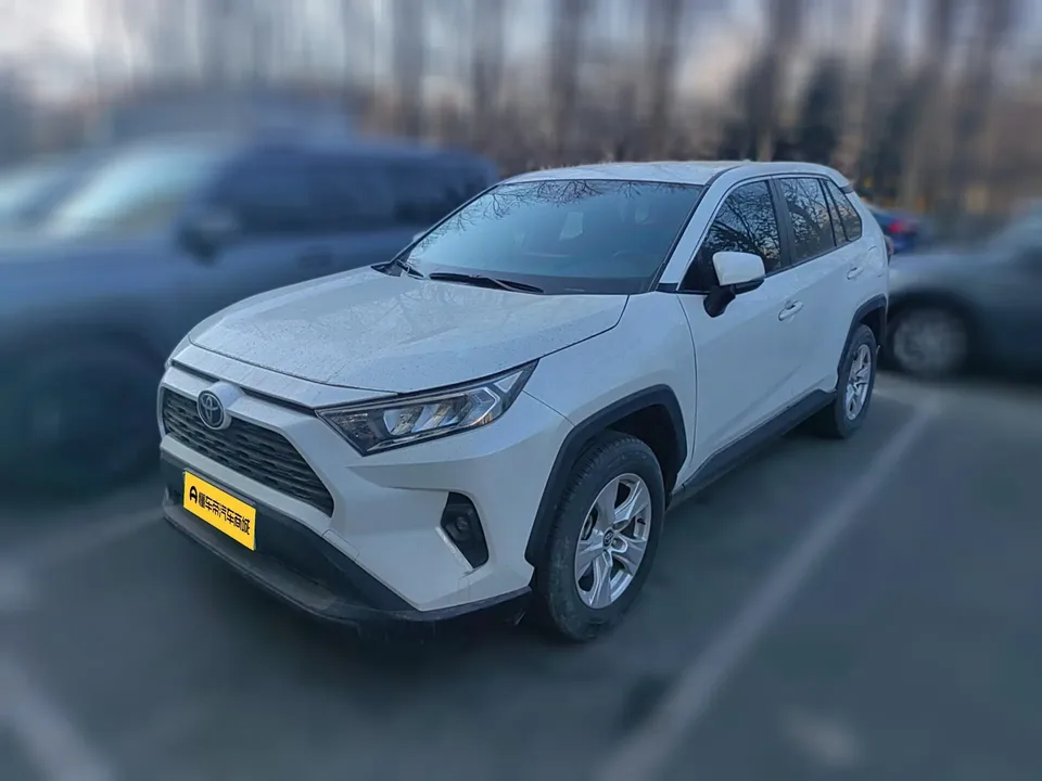 Toyota RAV4 2.0L CVT 2WD Urban Edition 2023 — фото 1, купить с доставкой в Москву