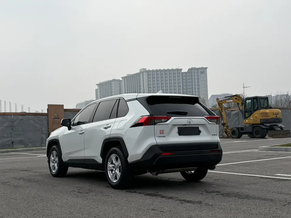 Toyota RAV4 2.0L CVT 2WD Urban Edition 2024 — миниатюра 2