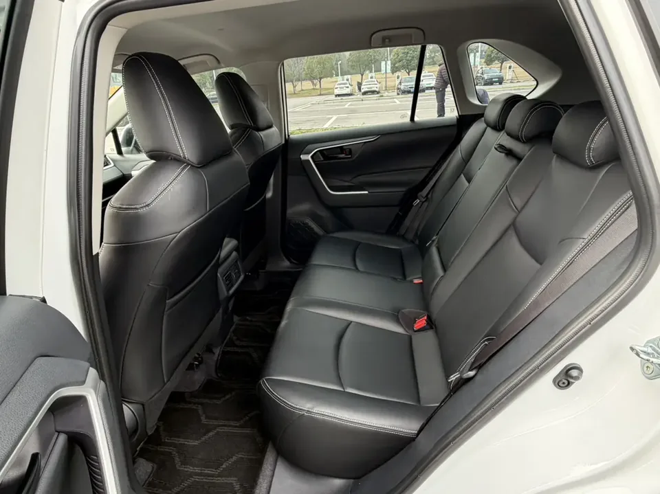 Toyota RAV4 2.0L CVT 2WD Urban Edition 2024 — миниатюра 4