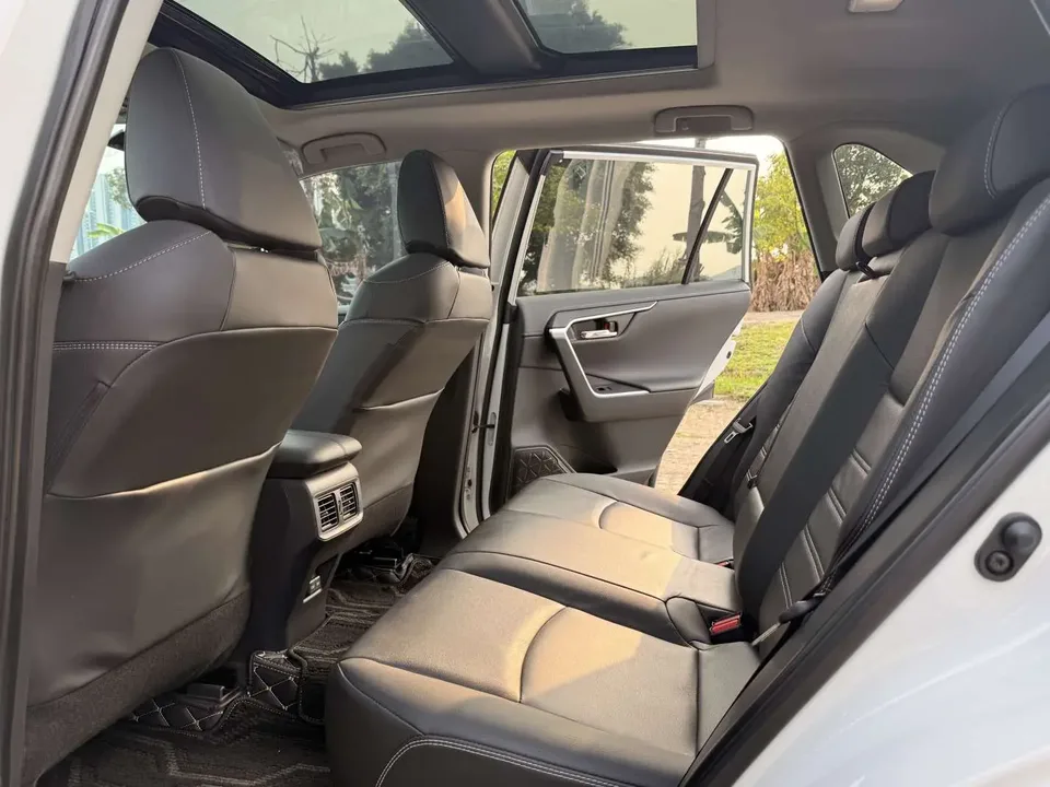 Toyota RAV4 2.0L CVT 2WD 20th Anniversary Platinum Edition 2024 — миниатюра 5
