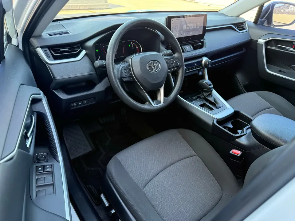 Toyota RAV4 2.0L CVT 2WD Urban Edition 2023 — миниатюра 4