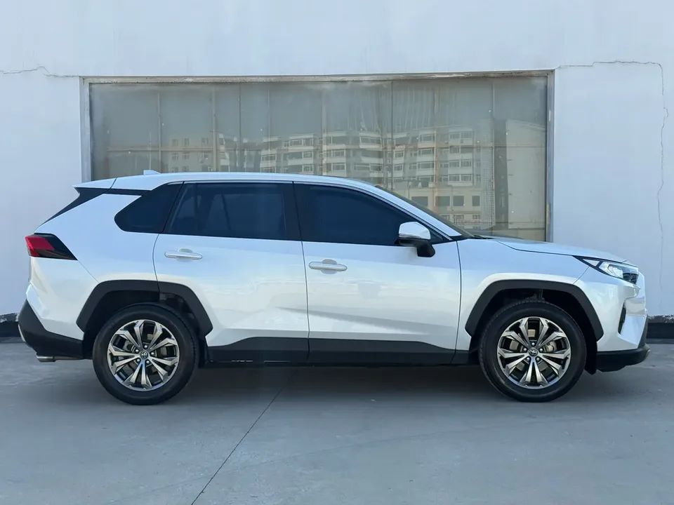 Toyota RAV4 2.0L CVT 2WD Urban Edition 2023 — миниатюра 5