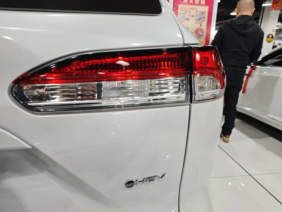 Toyota CorollaCross 2026 Toyota Corolla 2.0L CVT Elite Edition 2026 — миниатюра 3