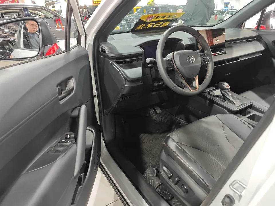 Toyota CorollaCross 2026 Toyota Corolla 2.0L CVT Elite Edition 2026 — миниатюра 4