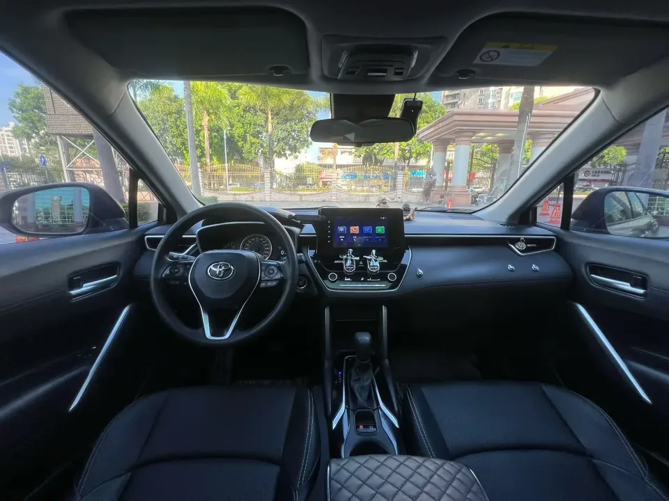 Toyota Frontlander 2.0L CVT Luxury Edition 2022 — миниатюра 4