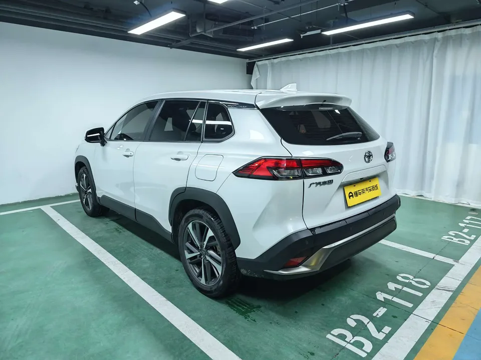 Toyota Frontlander 2.0L CVT Luxury PLUS Edition 2022 — миниатюра 2