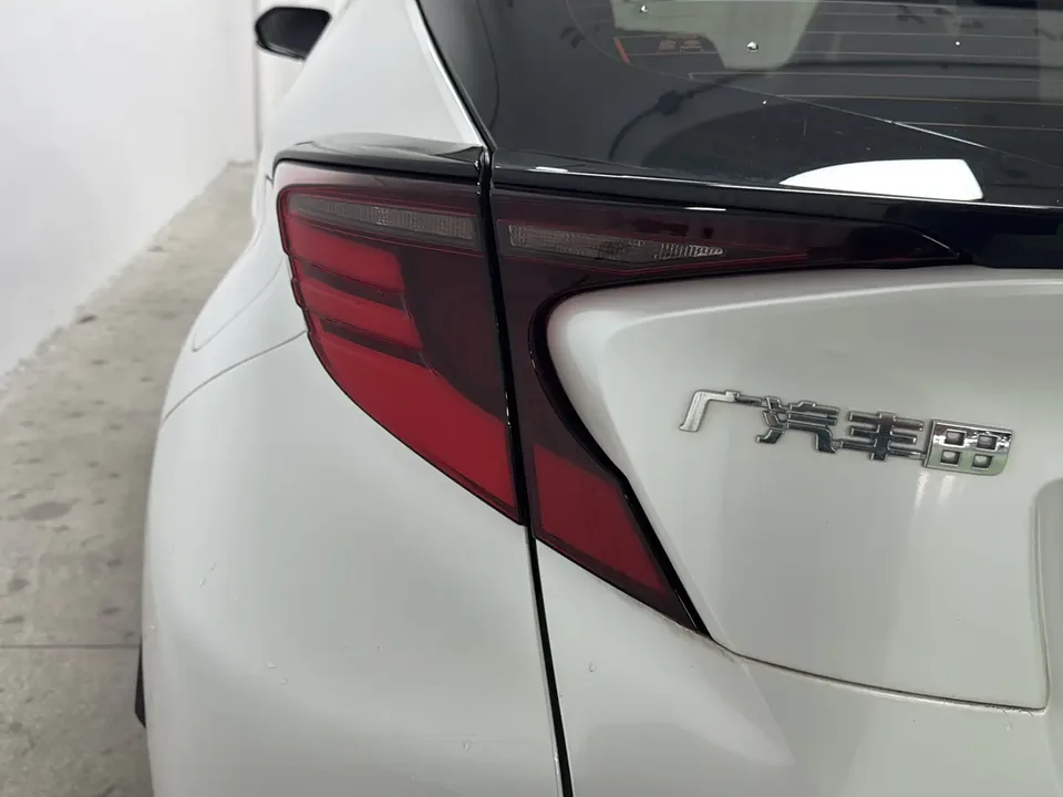 Toyota C-HR 2.0L Luxury Edition 2022 — миниатюра 4