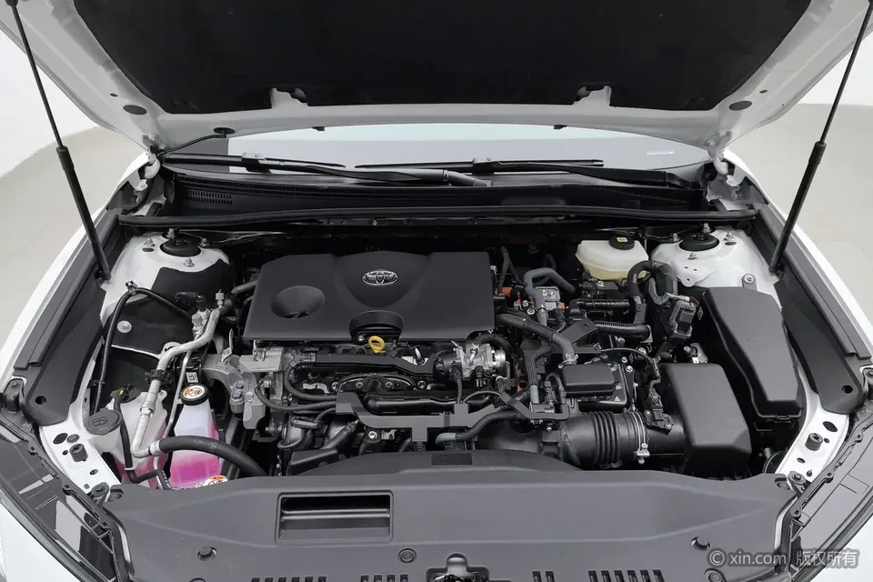 Toyota Camry Hybrid 2.0HGVP Luxury Edition 2025 — миниатюра 2