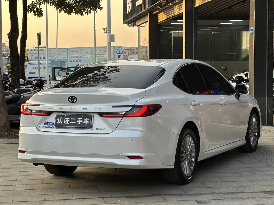 Toyota Camry 2.0E Elite Edition 2025 — миниатюра 2