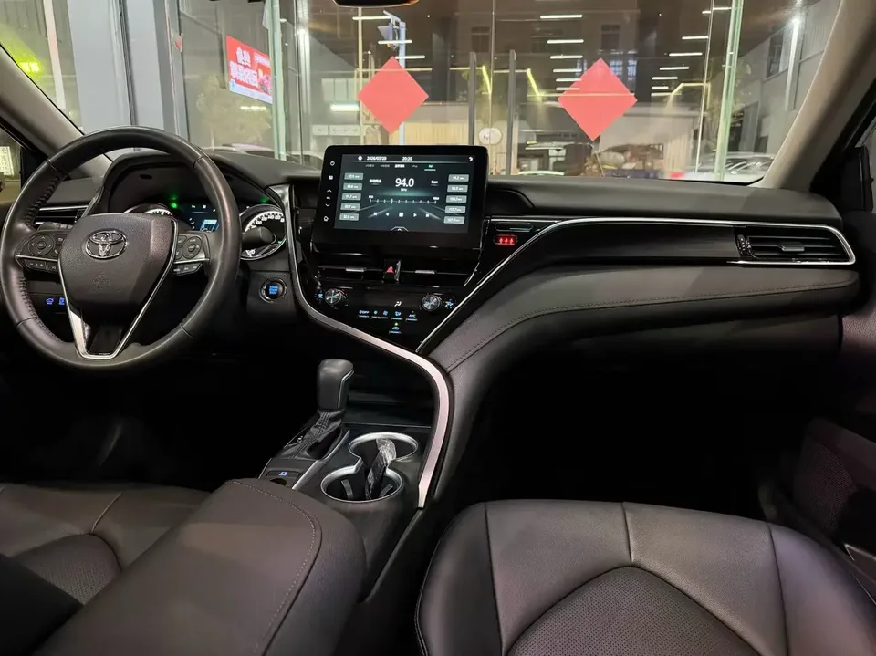 Toyota Camry 2.0G Deluxe Edition 2023 — миниатюра 3