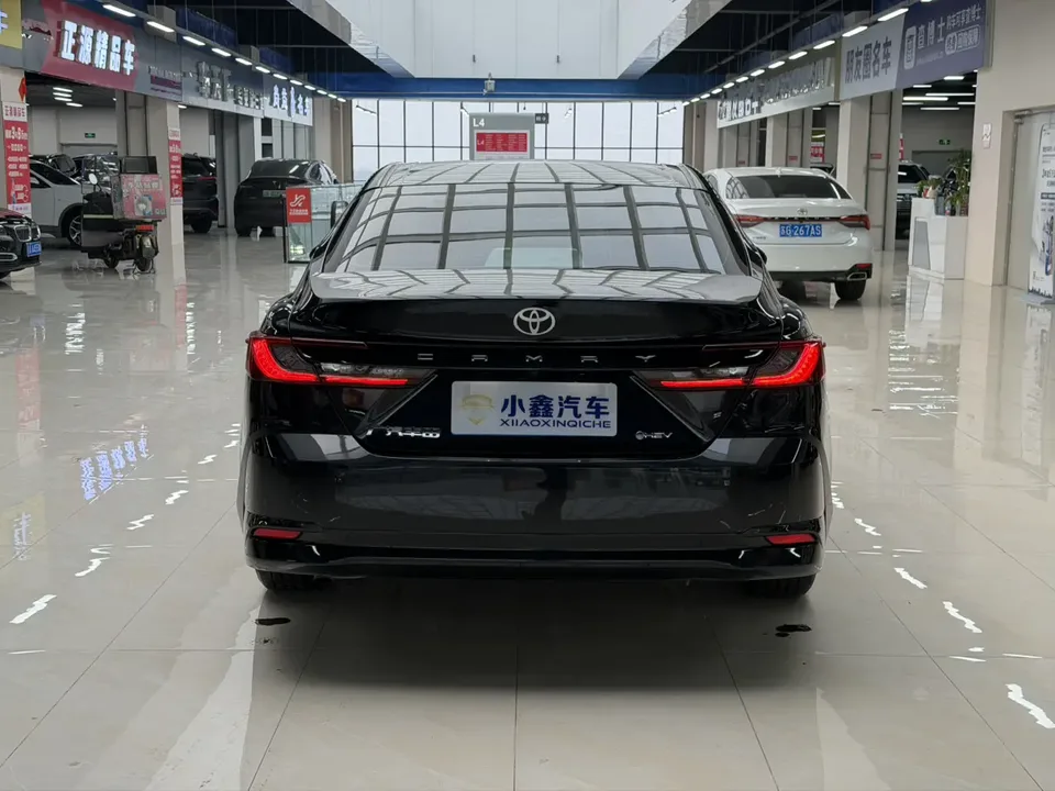 Toyota Camry Hybrid 2.0HGVP Luxury Edition 2024 — миниатюра 2