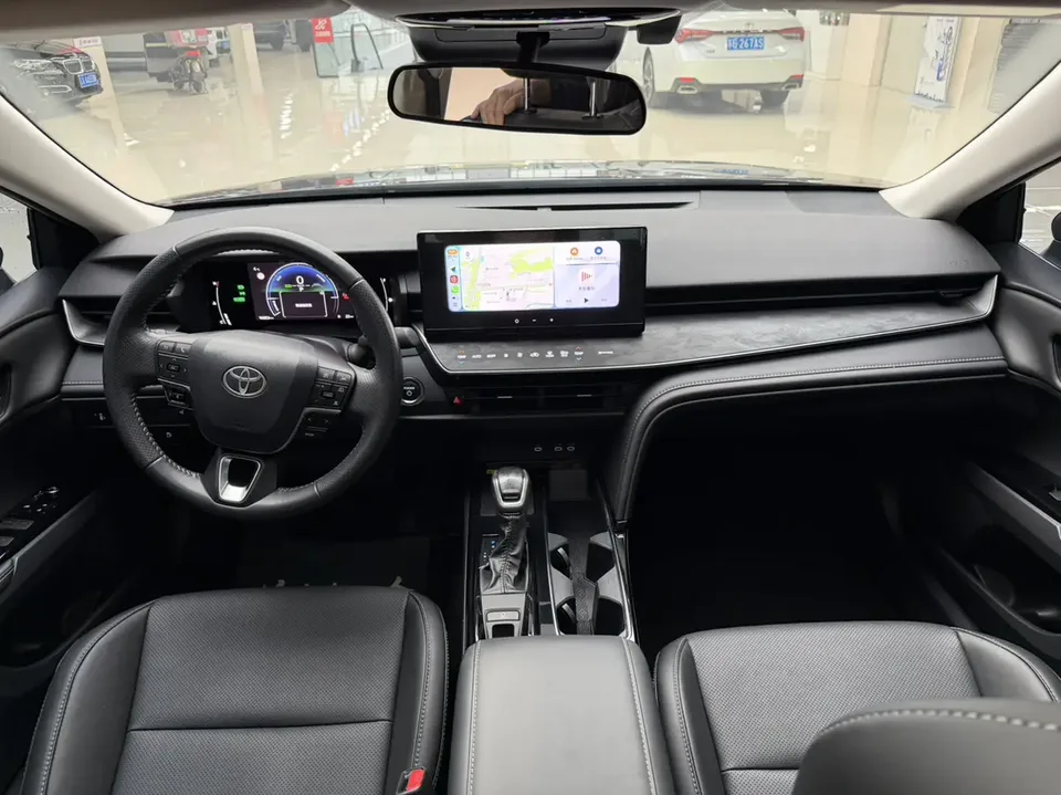 Toyota Camry Hybrid 2.0HGVP Luxury Edition 2024 — миниатюра 3