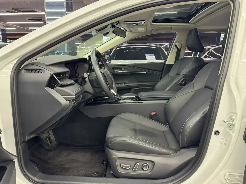 Toyota Camry Hybrid 2.0HGVP Luxury Edition 2024 — миниатюра 3