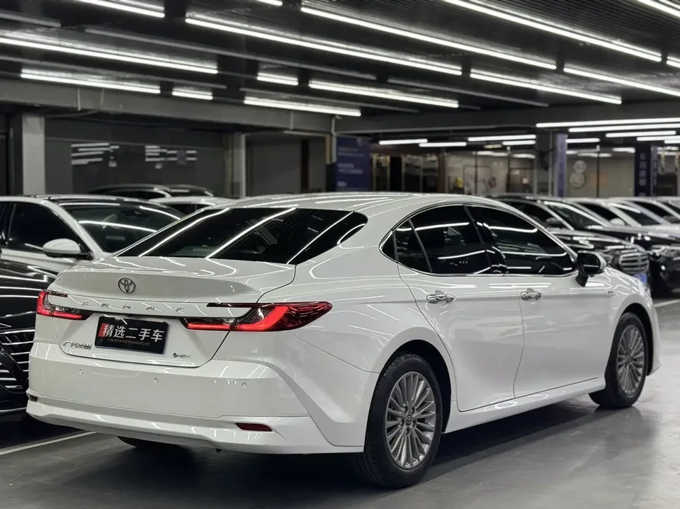 Toyota Camry Hybrid 2.0HGVP Luxury Edition 2024 — миниатюра 4