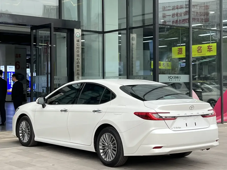 Toyota Camry 2.0GVP Deluxe Edition 2025 — миниатюра 2