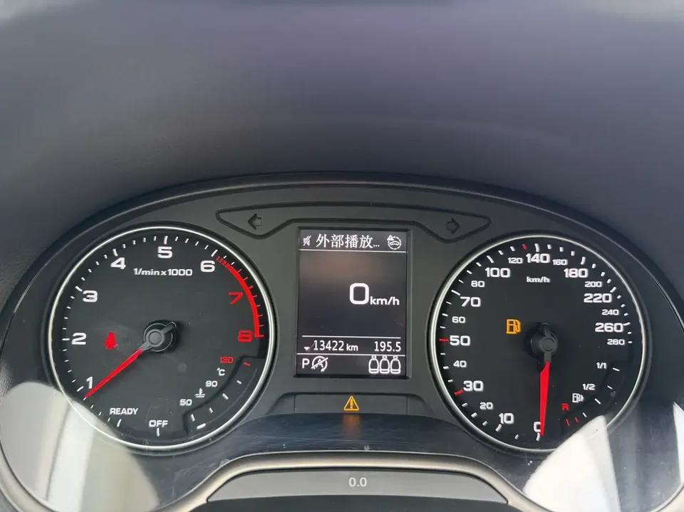 Audi Q2L Audi Q2L 2024 35 TFSI aggressive and dynamic model 2025 — миниатюра 3