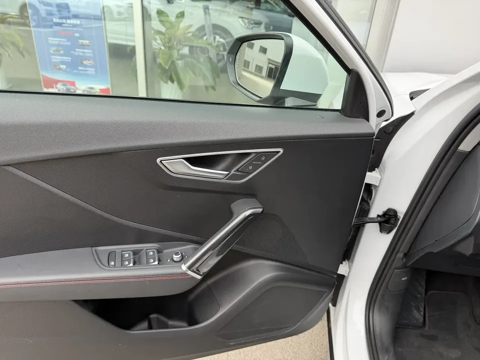 Audi Q2L Audi Q2L 2024 35 TFSI aggressive and dynamic model 2025 — миниатюра 4