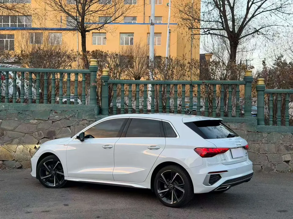 Audi A3 Sportback 35 TFSI stylish and sporty 2022 — миниатюра 4