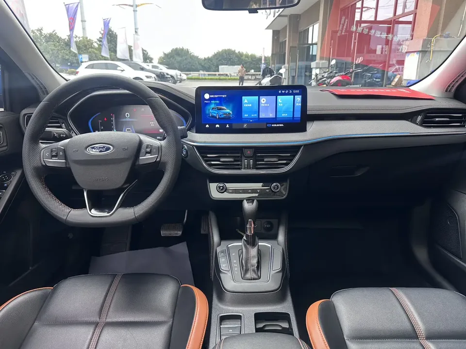 Ford Focus Sedan EcoBoost 180 Automatic Competition Edition 2023 — миниатюра 4