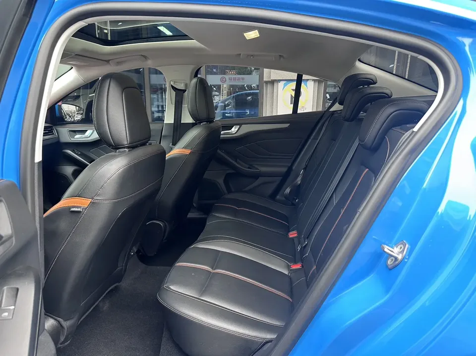 Ford Focus Sedan EcoBoost 180 Automatic Competition Edition 2023 — миниатюра 5