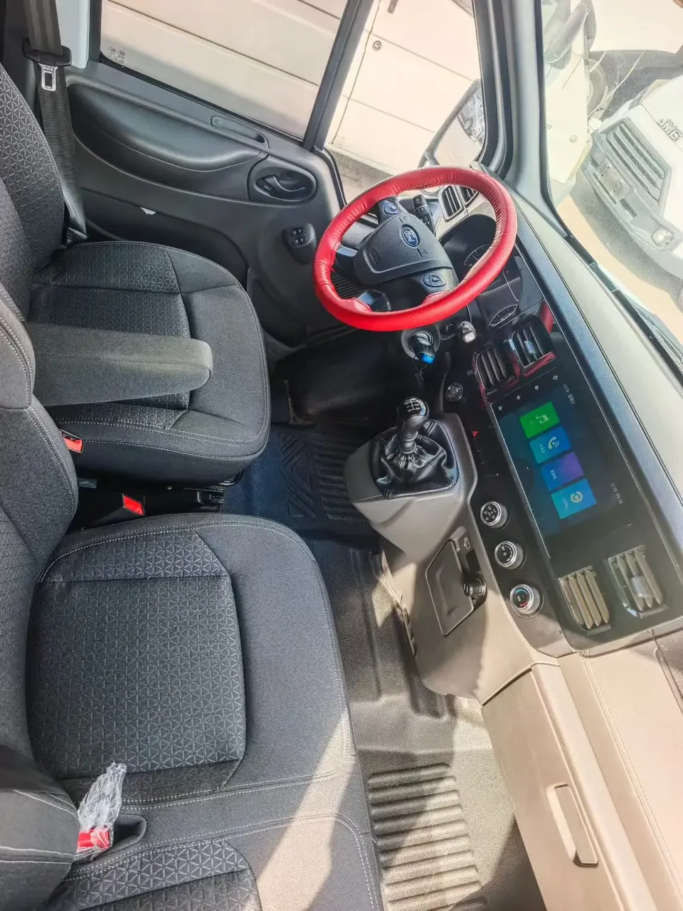 Ford New Generation Transit New generation Transit 2021 Pro 2.2T manual van long axle 3-seat mid-roof 2024 — миниатюра 5