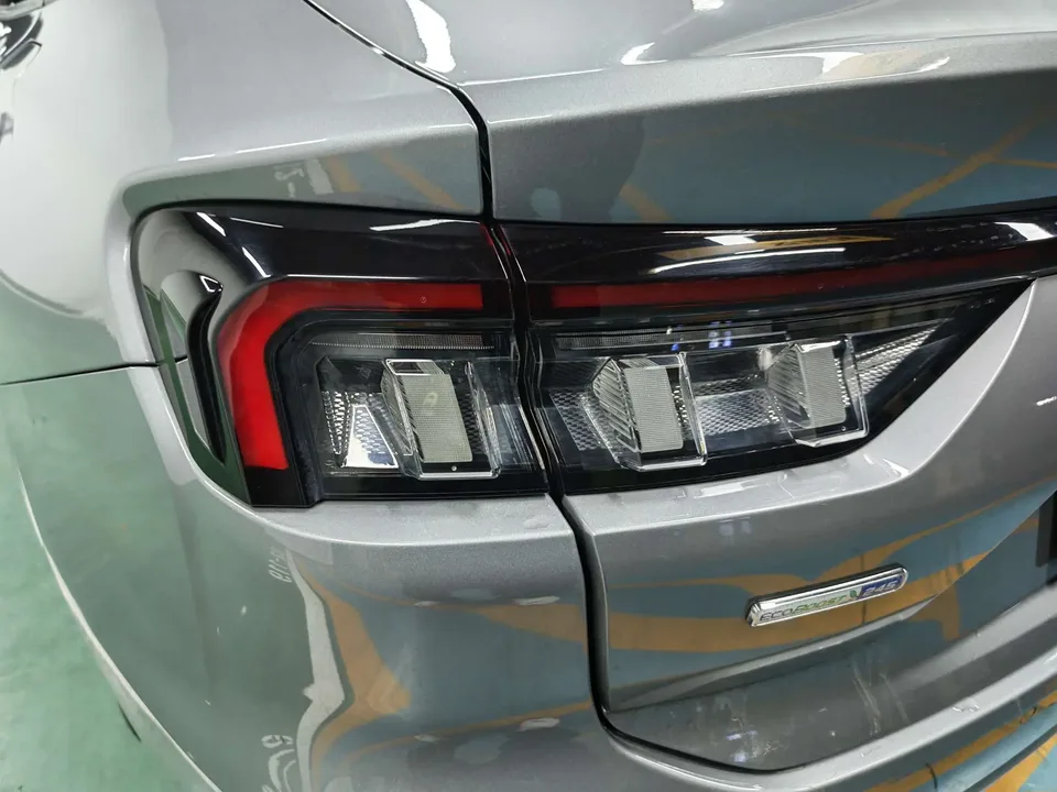 Ford Mondeo facelift EcoBoost 245 luxury model 2022 — миниатюра 4