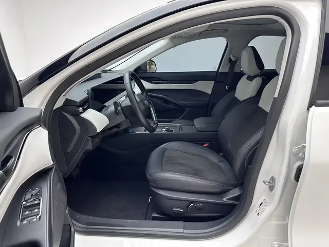 Ford Mondeo facelift EcoBoost 245 luxury model 2022 — миниатюра 5