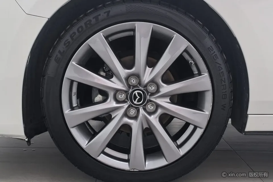 Mazda Axela 2.0L automatic premium version 2023 — миниатюра 3