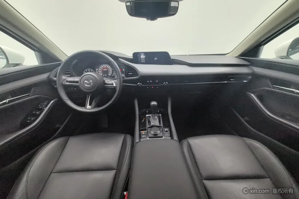 Mazda Axela 2.0L automatic premium version 2023 — миниатюра 4