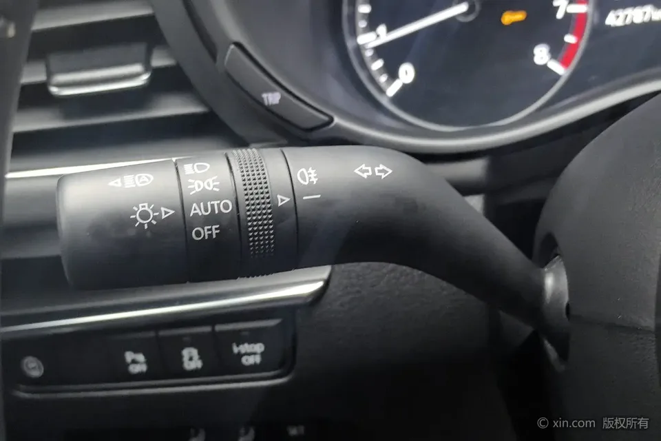 Mazda Axela 2.0L automatic premium version 2023 — миниатюра 5