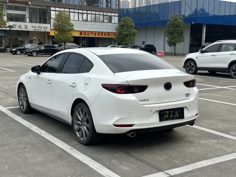 Mazda Axela Mazda3 2022 2.0L automatic quality version 2023 — thumbnail 2