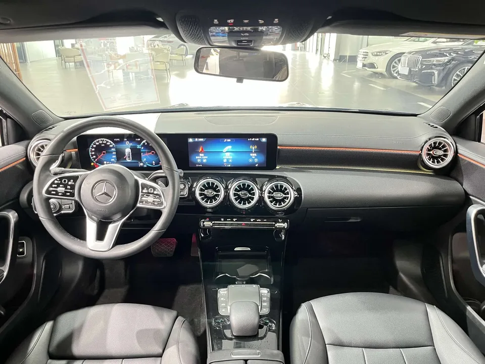 Mercedes-Benz Mercedes Benz A Class second facelift A 200 L sports sedan fashion version 2023 — миниатюра 4