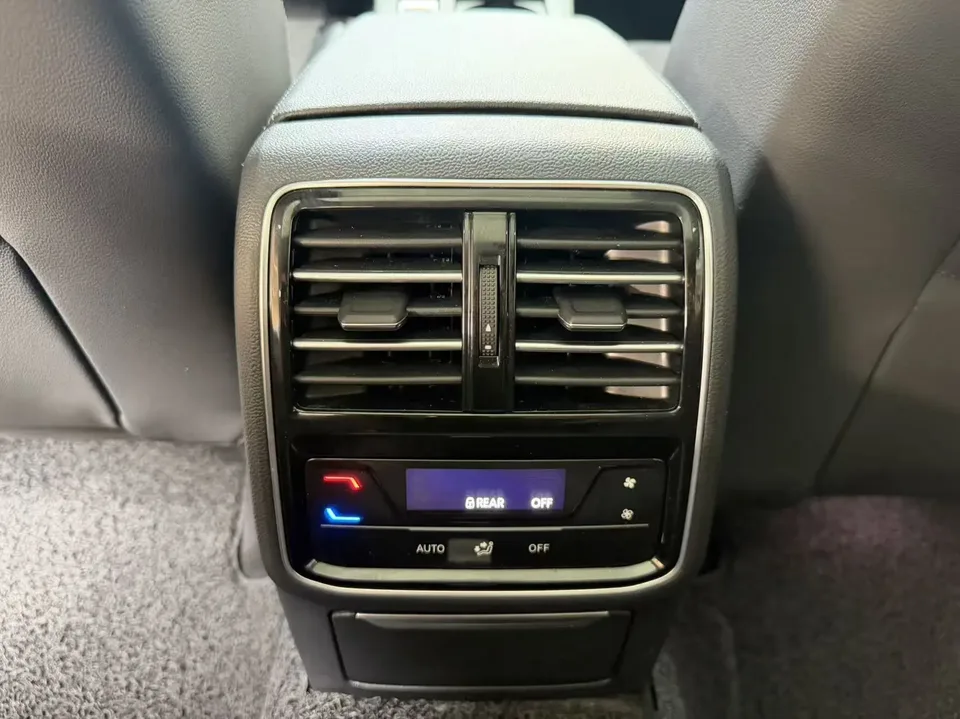 Volkswagen Magotan 330TSI DSG 30th Anniversary Edition 2022 — миниатюра 3