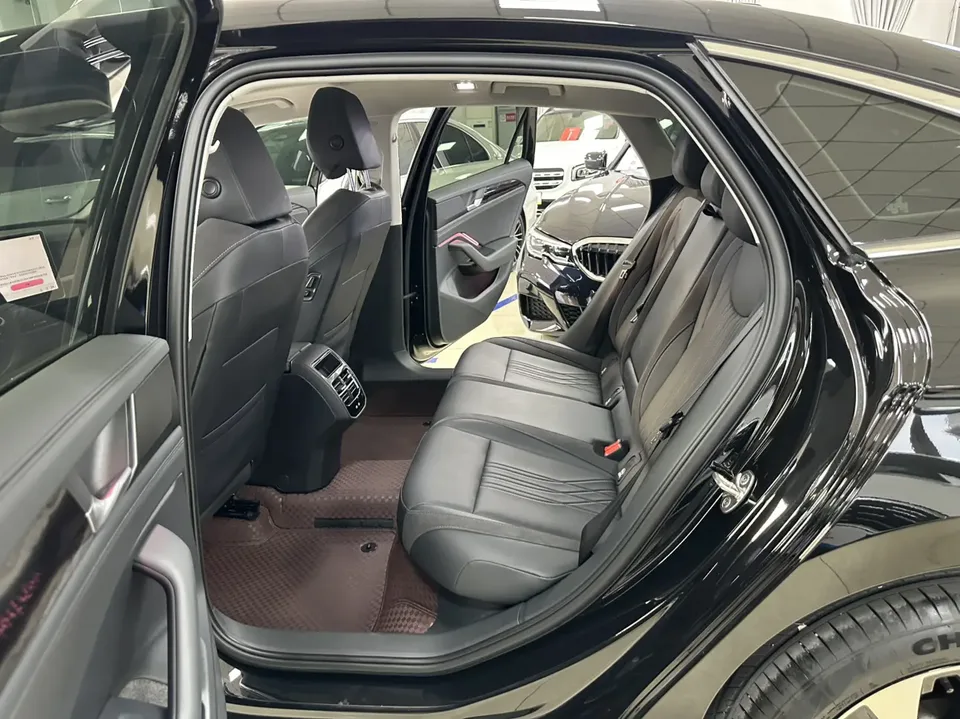 Volkswagen Magotan The 2026 Volkswagen Passat 300TSI Premium Edition features a striking design. 2025 — миниатюра 3