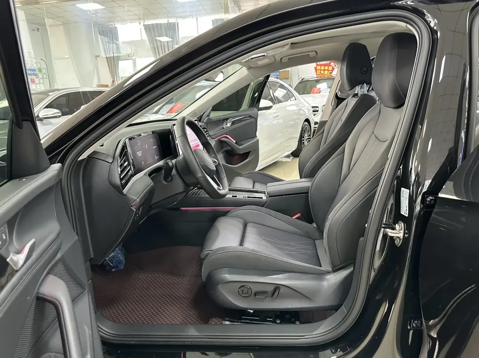Volkswagen Magotan The 2026 Volkswagen Passat 300TSI Premium Edition features a striking design. 2025 — миниатюра 5