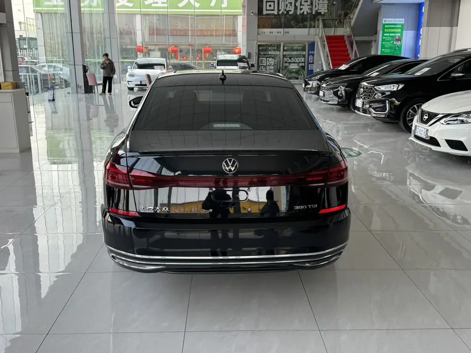 Volkswagen Passat Outstanding Model 380TSI Dragon Glory Edition 2024 — миниатюра 2