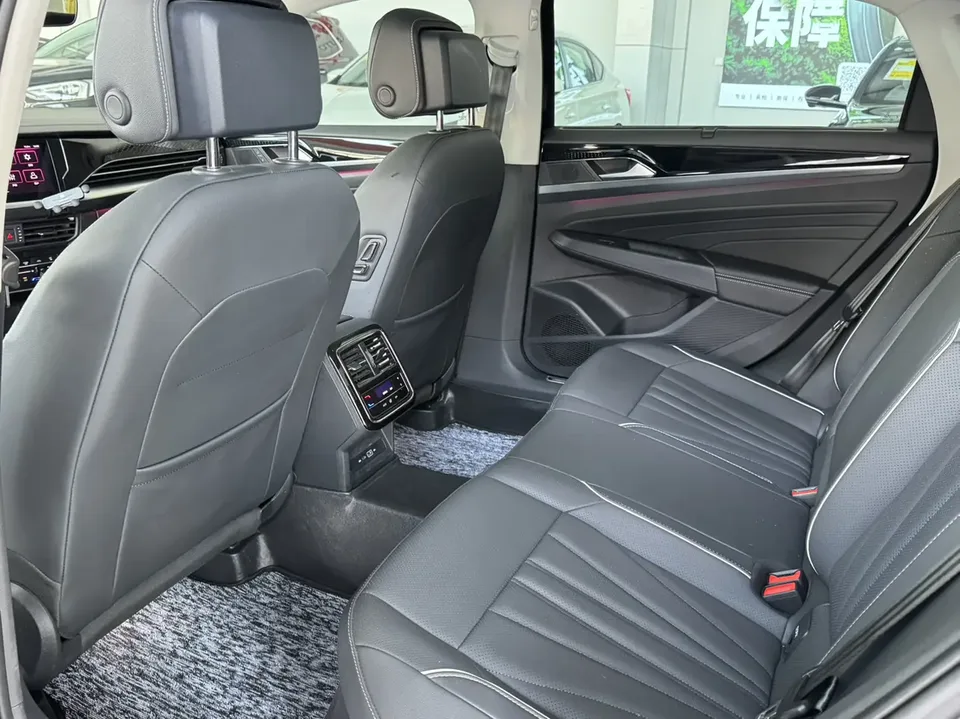 Volkswagen Passat Outstanding Model 380TSI Dragon Glory Edition 2024 — миниатюра 3