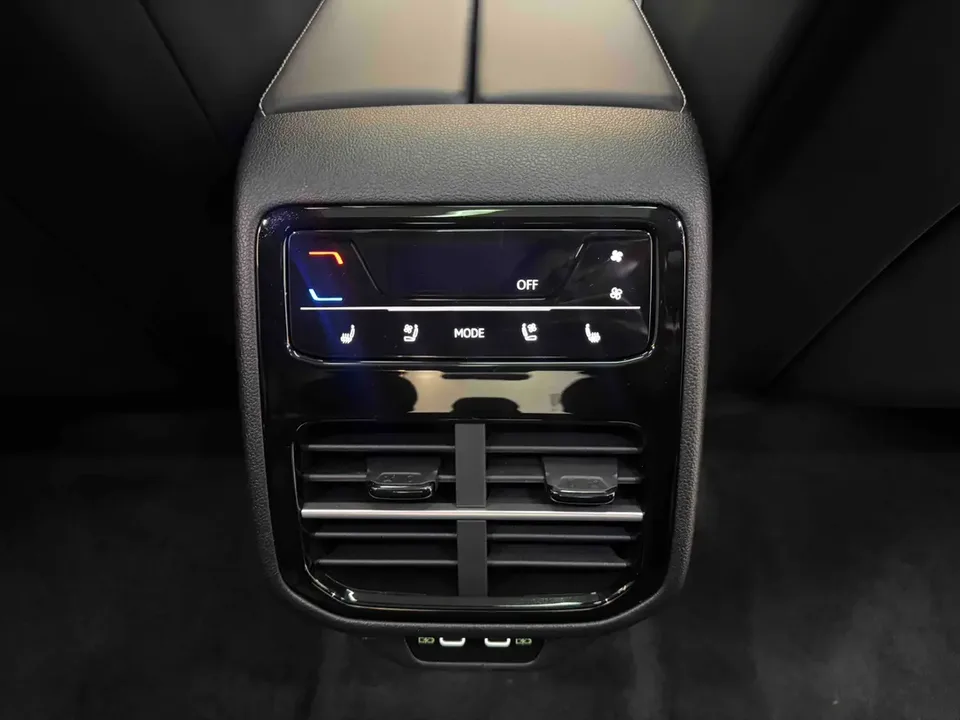 Volkswagen Passat Passat 2025 PRO 380TSI Dragon Edition 2024 — миниатюра 3