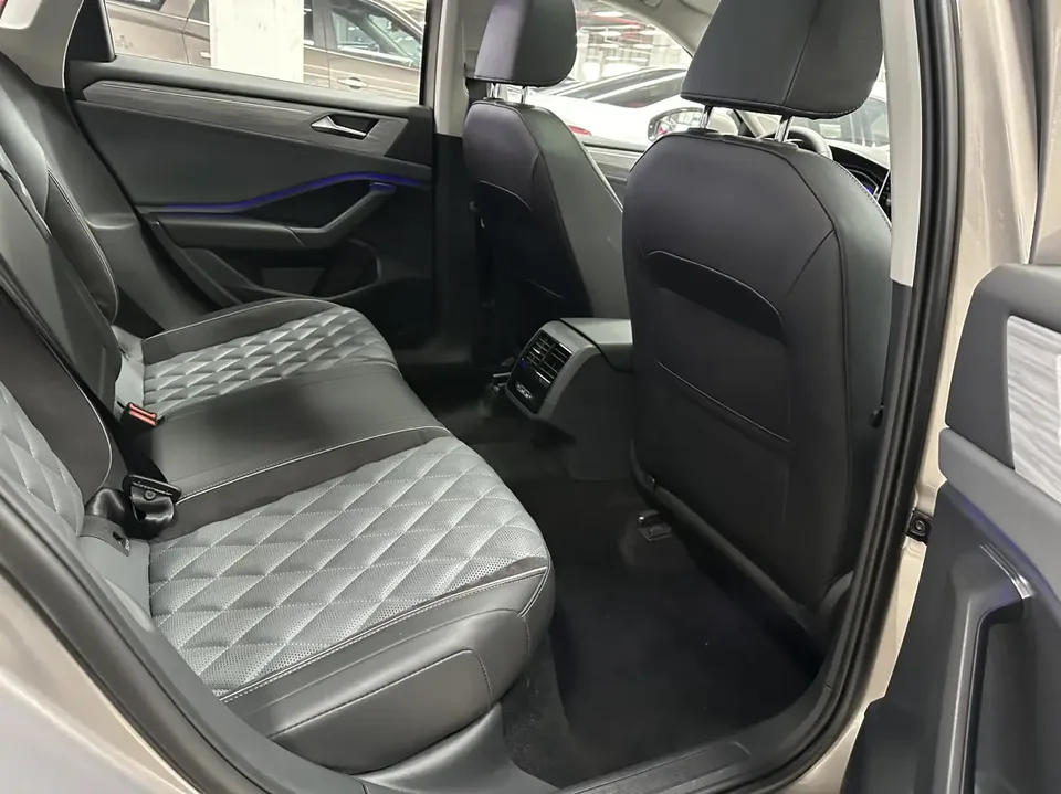 Volkswagen Sagitar 2023 Sagitar 300TSI DSG Excellence Edition 2023 — миниатюра 3