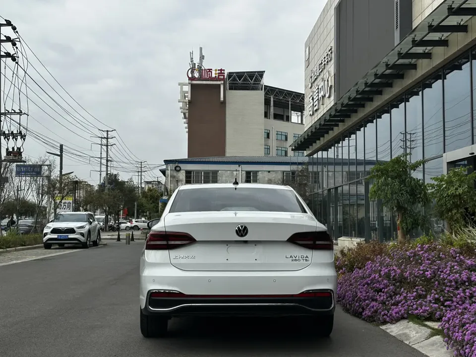 Volkswagen Lavida Lavida 2023 280TSI DSG Full Edition 2022 — миниатюра 2