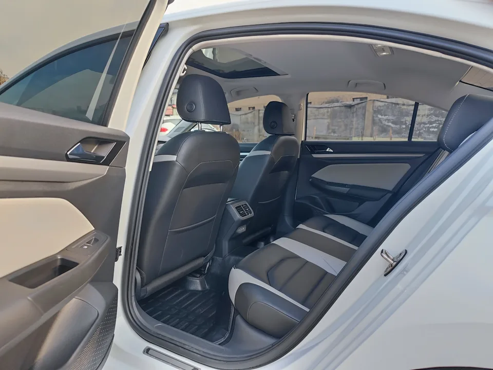 Volkswagen Bora Bora 2023 300TSI DSG Premium Edition 2024 — thumbnail 4