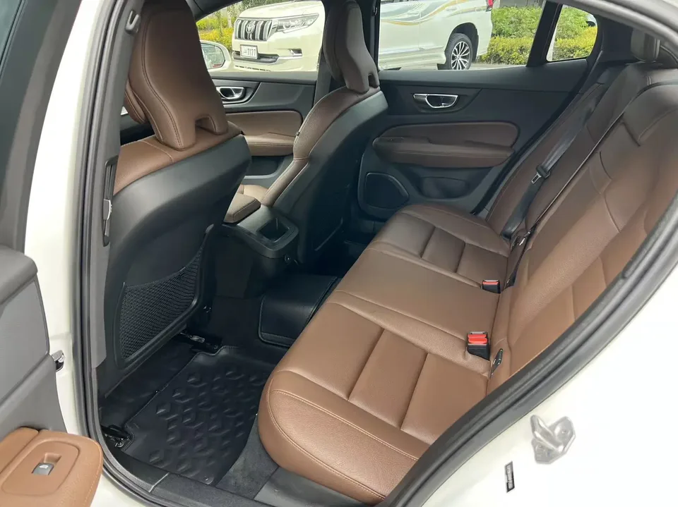 Volvo S60 Volvo S60 2022 B4 Zhiyi Luxury Edition 2022 — миниатюра 4