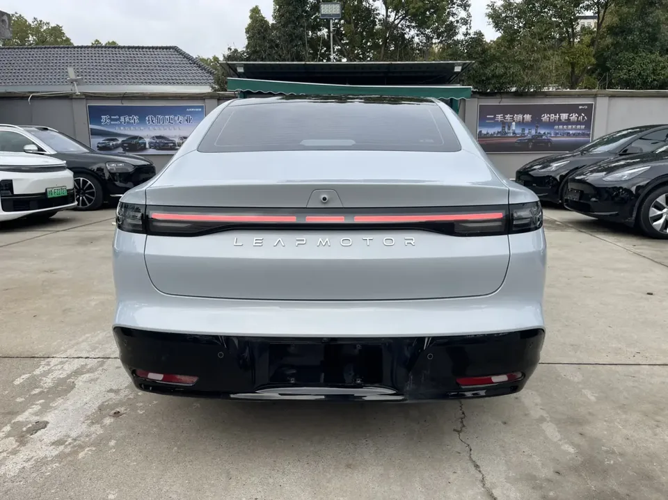 Leapmotor Leap running B01 650 LiDAR Edition 2025 — миниатюра 2