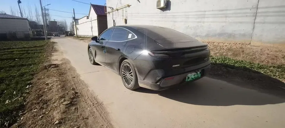 Geely Galaxy Star 8 PHEV 130km EM-i Premium Edition 2025 — миниатюра 4