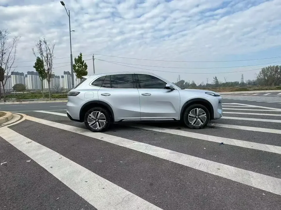 Geely Galaxy Starship 7 EM-i Galaxy Starship 7 EM-i 2025 120KM Exploration+ Edition 2024 — миниатюра 2