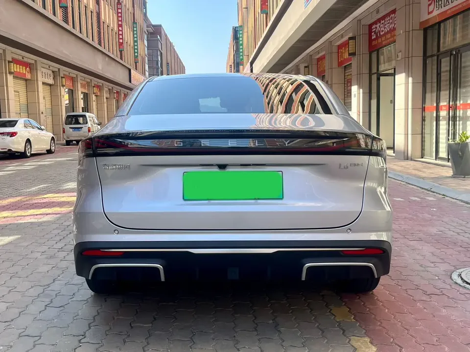 Geely Galaxy L6 1.5 EM-i DHT 140KM Starship Edition 2025 — миниатюра 2
