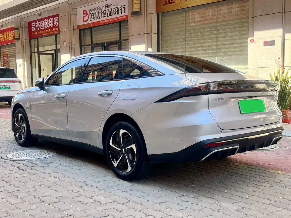 Geely Galaxy L6 1.5 EM-i DHT 140KM Starship Edition 2025 — миниатюра 4