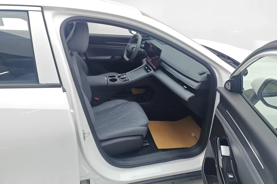 Geely Galaxy L6 1.5 EM-i DHT 140KM Long-distance Edition 2025 — миниатюра 3
