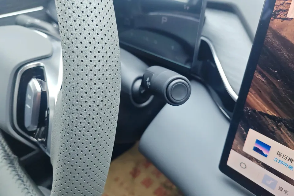 Geely Galaxy L6 1.5 EM-i DHT 140KM Long-distance Edition 2025 — миниатюра 4